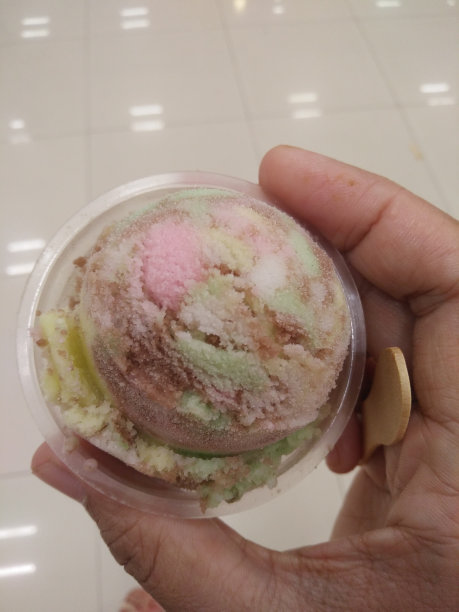 特写图像的味道混合冰淇淋在塑料杯图片下载