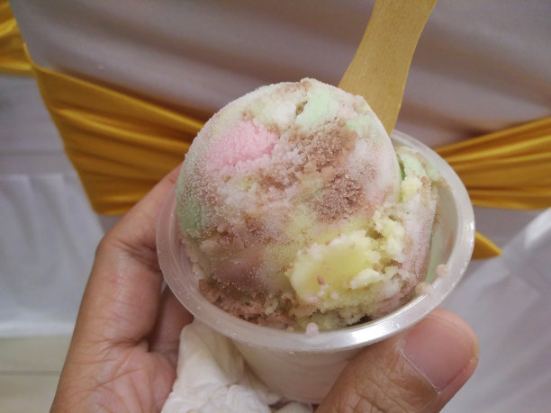 特写图像的味道混合冰淇淋在塑料杯图片下载