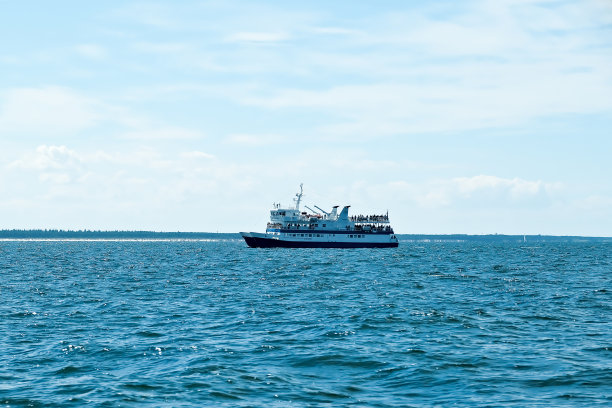 摩托艇在海上，海洋。碧波上的游艇图片下载