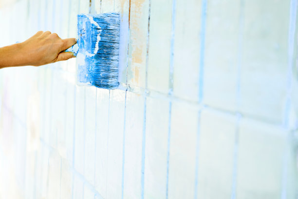 用蓝漆刷染白墙表面图片下载
