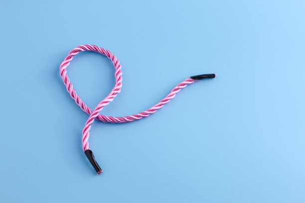 蓝色背景图片与柔和的粉红色绳子图片下载