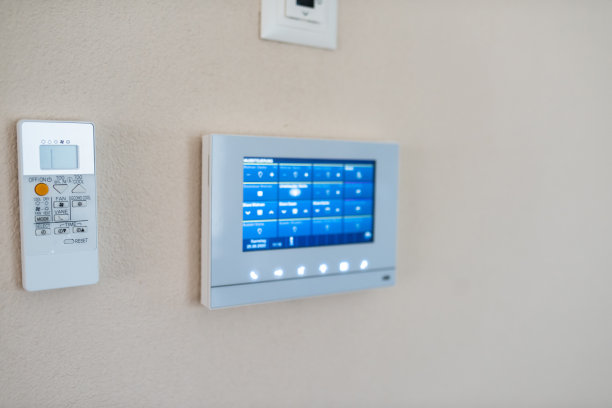 智能屏幕与智能家居应用程序在墙上的现代客厅。高质量的照片图片下载