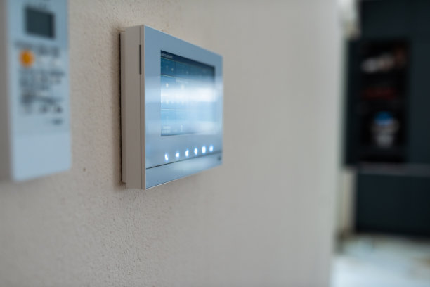 智能屏幕与智能家居应用程序在墙上的现代客厅。高质量的照片图片下载