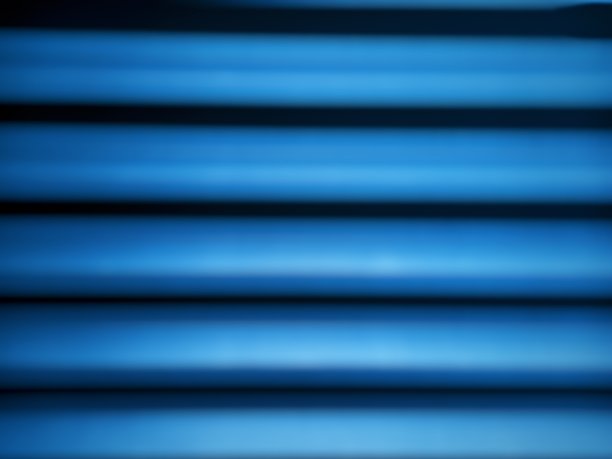 离焦抽象背景的蓝色镀锌金属在墙上图片下载