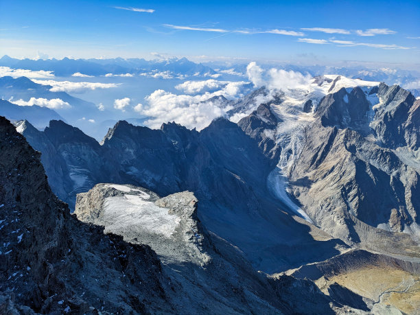 在大康宾山上登山。山顶的美景，有许多冰川和山脉。欧洲阿尔卑斯山的高海拔旅游。Valais瑞士。高质量的照片图片下载
