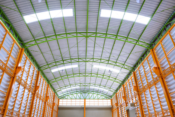 大型现代工业建筑内部金属屋顶结构的铝百叶墙的低角度视图图片下载