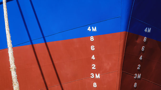 海船蓝色和红色钢船体表面吃水标志编号图片下载