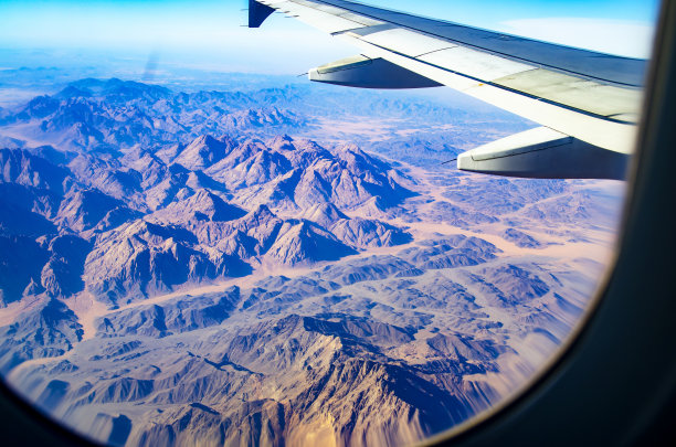 飞机的机翼和从飞机窗口看山图片下载