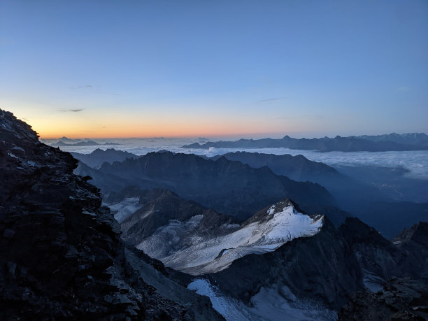 登山日出时。第一缕阳光映照下的阿尔卑斯山美景。大Combin Valais。高质量的照片图片下载