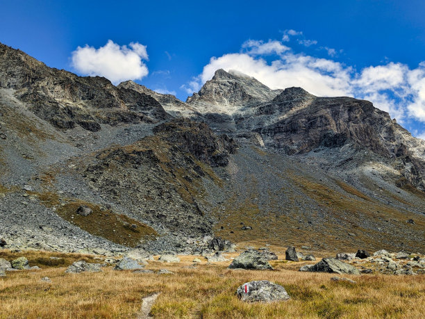在valsorey徒步旅行，可以看到瑞士阿尔卑斯山的宏伟建筑。旅游热。高质量的照片。Valais Bourg-Saint-Pierre。图片下载