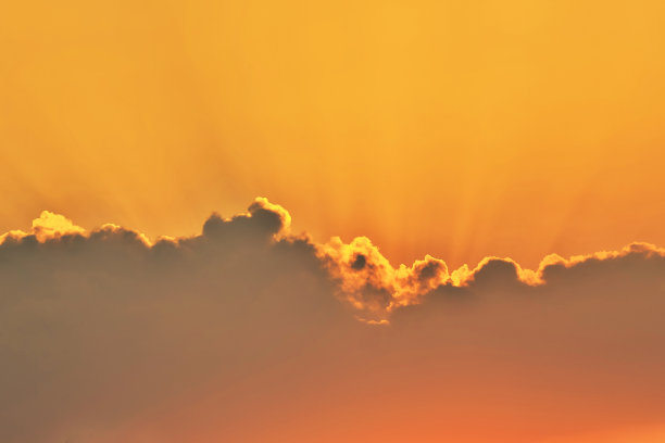 云中的日落图片下载