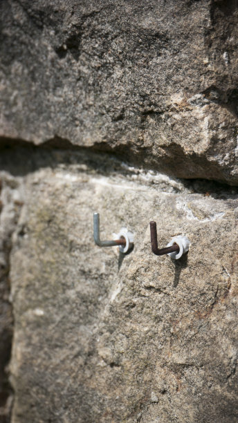 石墙上有生锈的钉子图片下载