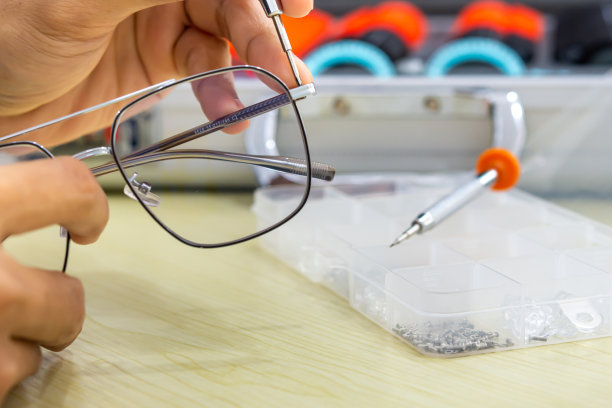 眼镜腿松了，系得很紧。图片下载