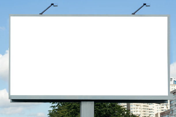 广告牌:城市街道上刊登商业信息、广告、图片的大型广告牌图片下载