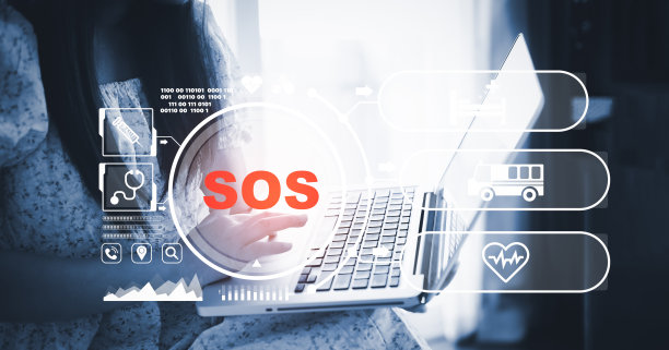 妇女使用笔记本电脑与紧急应用程序在家里，打电话，聊天消息图标，紧急应用程序从智能手机为老年人，技术概念。老手触摸手机和呼救。图片下载