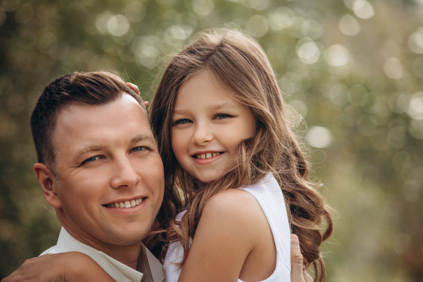 一家人的父女在一起美丽快乐，穿着白色的衣服，在大自然中图片下载