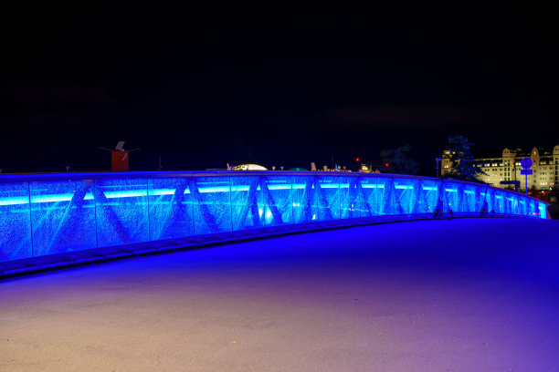 夜晚的照片，蓝色霓虹桥与破碎的玻璃挪威奥斯陆图片下载