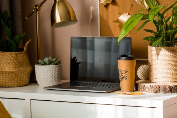 工作在家里。笔记本电脑，植物和咖啡杯放在一张白色的桌子上。在隔离区开始工作人力资源管理的概念、招聘和招聘。图片下载