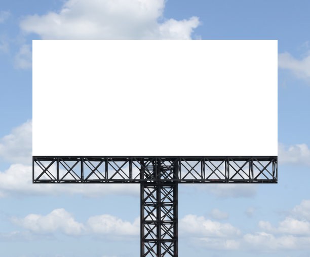 户外杆广告牌与模拟白色屏幕上的蓝天背景与修剪路径图片下载