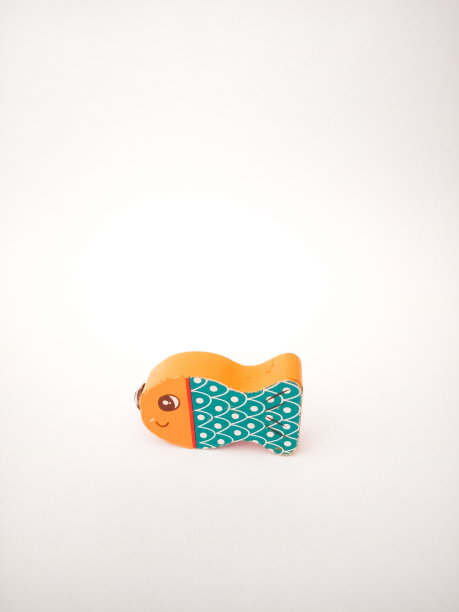 彩色鱼儿童玩具与白色背景。图片下载
