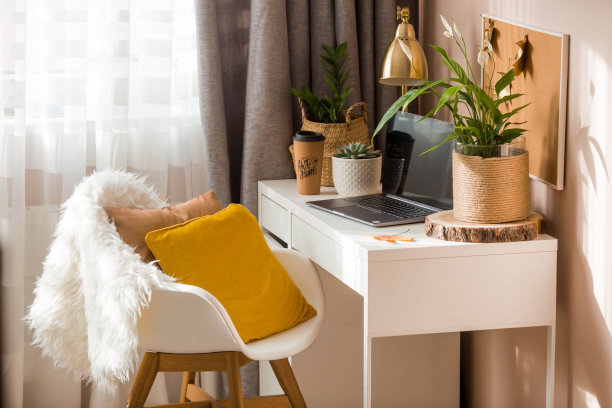 工作在家里。笔记本电脑，植物和咖啡杯放在一张白色的桌子上。在隔离区开始工作人力资源管理的概念、招聘和招聘。图片下载