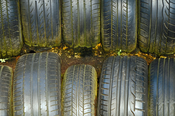 旧轮胎和旧轮胎。图片下载