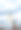 在多云的天空下，大型塔吊矗立在河港。图片下载