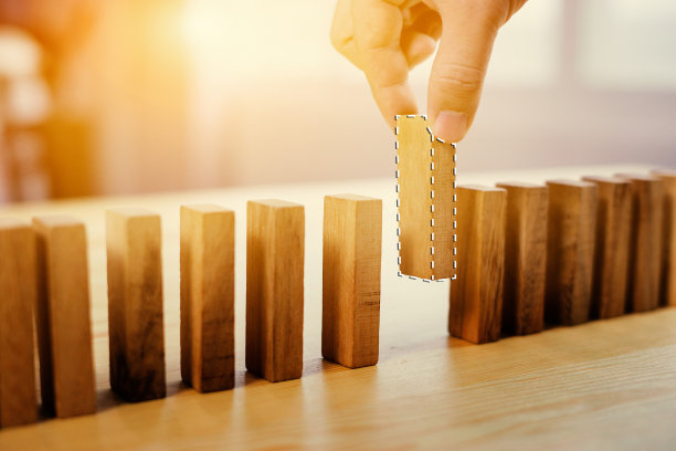 人们用手从许多木块中挑选一块。商业概念中选择正确的选择，计划，风险和战略，商人赌博，选择性的焦点，复古色彩图片下载