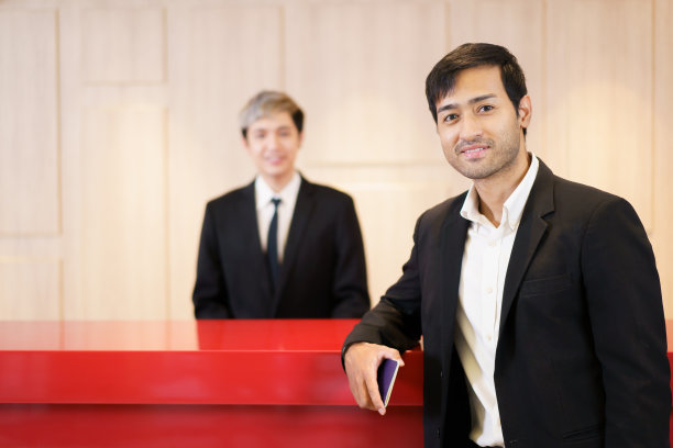 商人和酒店接待员的肖像。图片下载