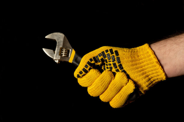 手套手持可调扳手隔离在黑色背景图片下载
