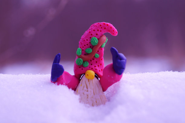 一个用橡皮泥做成的小矮人，竖起大拇指。图片下载