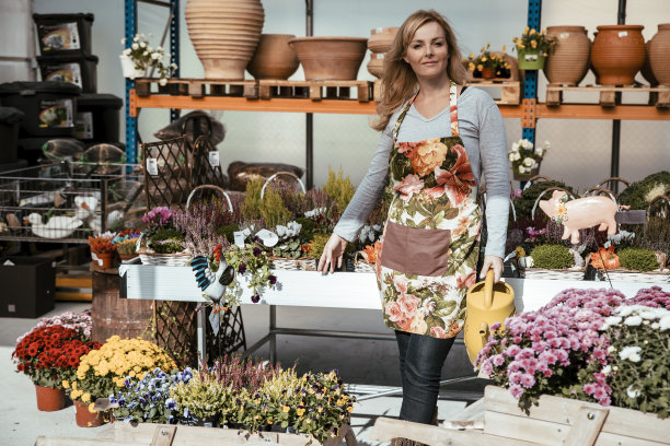 花店里迷人的女园丁图片下载