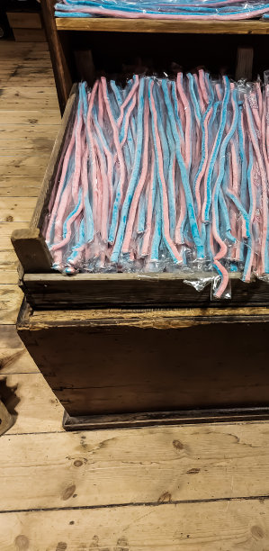 拐杖糖放在一个木容器里图片下载