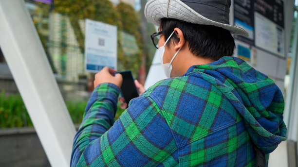年轻男子使用智能手机进入地铁站捷运图片下载