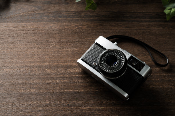 旧胶卷相机被隔离在木桌上图片下载