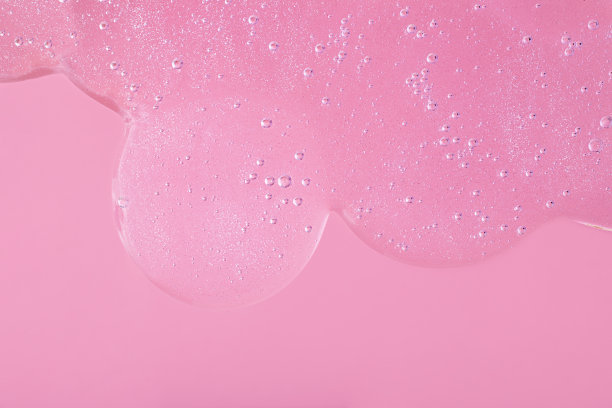 微距摄影泡沫涂片上覆盆子粉红色的背景与复制空间。图片下载