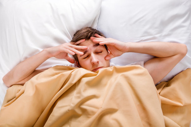 年轻人睡觉图片下载