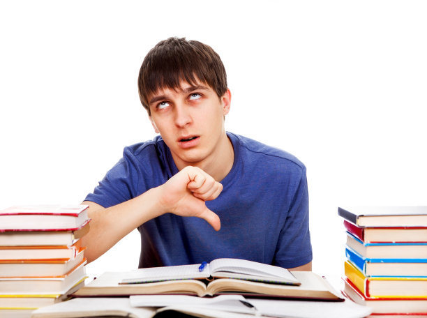 学生秀拇指朝下图片下载