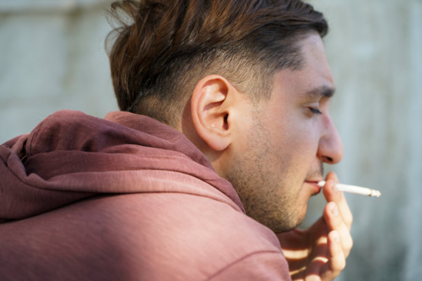 抽烟的年轻人图片下载