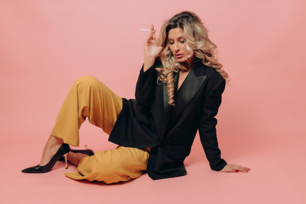 年轻时髦的女人在抽烟图片下载