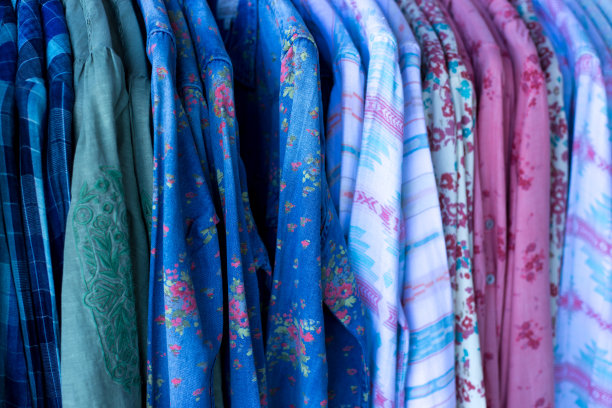 衣服架满五颜六色的法兰绒衬衫图片下载