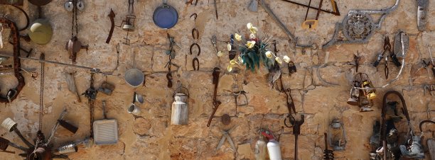 破旧墙上的生锈物品：复古展览，以色列齐赫隆雅科夫宽幅全景照片背景图片下载