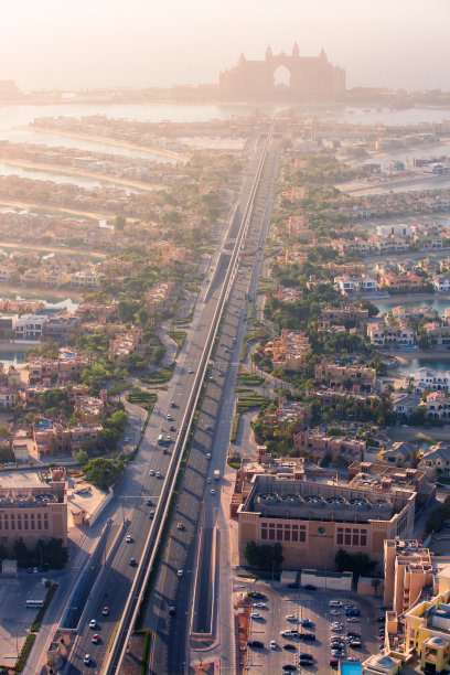 朱美拉棕榈和亚特兰蒂斯酒店的日落景色。迪拜,阿联酋图片下载