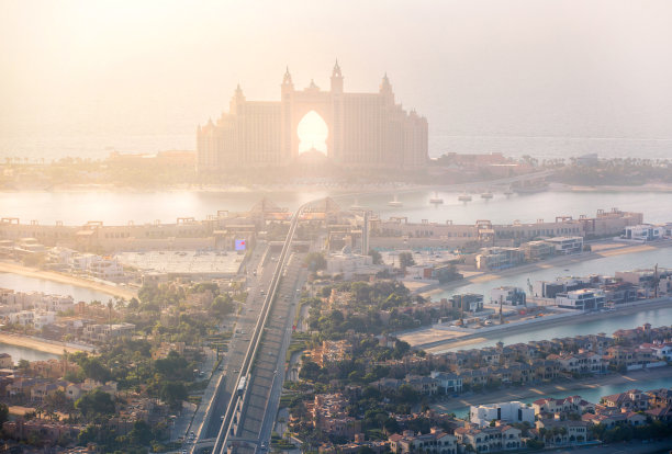 朱美拉棕榈和亚特兰蒂斯酒店的日落景色。迪拜,阿联酋图片下载