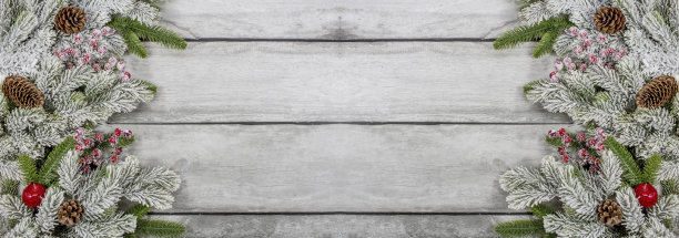 2023年新年快乐。美丽的圣诞横幅与bokeh。冷杉树枝，球果，灰色木质背景上的红色浆果。庆祝圣诞节。年初的概念。图片下载