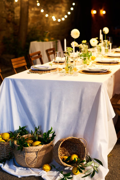 前视图提供节日的桌子和篮子柠檬在地板上图片下载