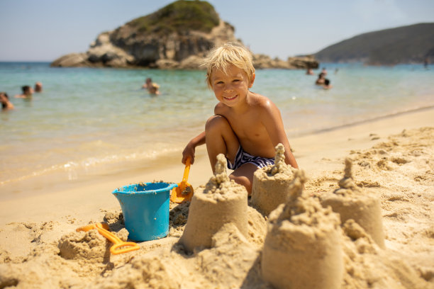快乐的孩子在沙滩上，享受夏天，玩耍图片下载