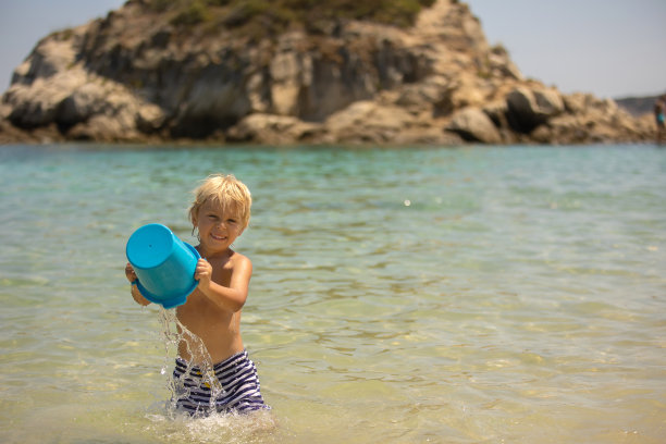 快乐的孩子在沙滩上，享受夏天，玩耍图片下载