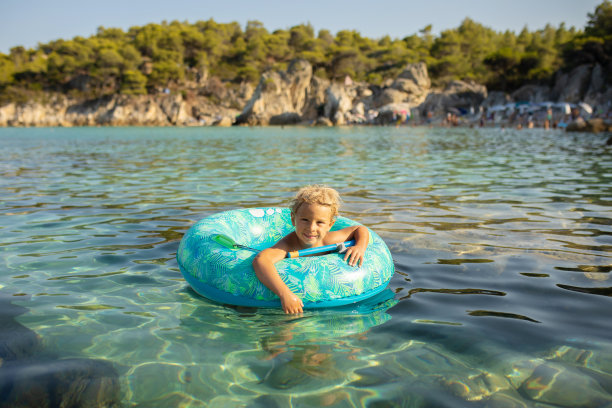 快乐的孩子在沙滩上，享受夏天，玩耍图片下载