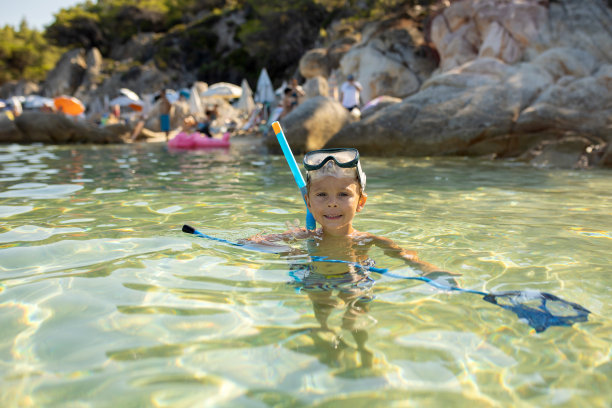 快乐的孩子在沙滩上，享受夏天，玩耍图片下载